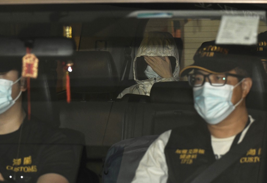 海關至今拘捕2人,包括公司的女秘書。 海關至今拘捕2人,包括公司的女秘書。