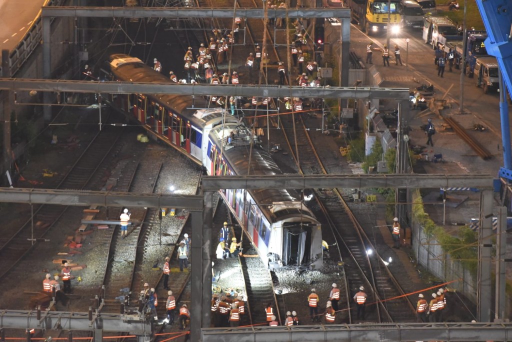 出軌的東鐵綫列車，仍有兩節車卡未移回路軌