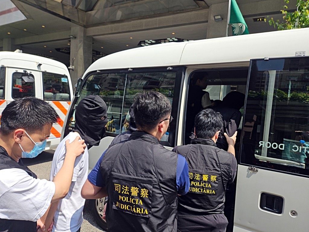涉案人士被帶走調查。澳門日報