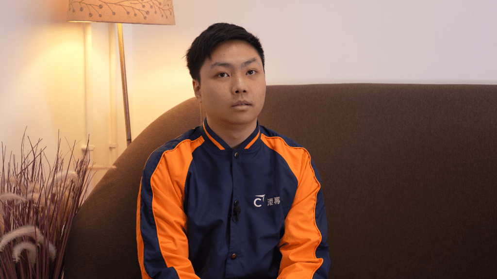就讀港專網絡安全高級文憑（檢測及合規）二年級的胡凱雲表示，課程中包括理解《香港國安法》、《基本法》相關條文，讓他明白網絡攻擊行為的法律界線。