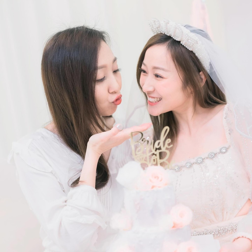 黃美棋獲一班姊妹送上蛋糕，一同享受婚前最後派對，她們更拍下很多搞怪照片。