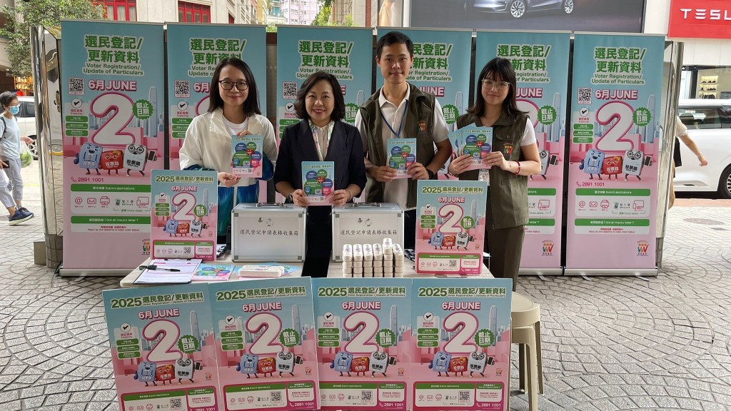麥美娟到灣仔選民登記街站 呼籲青年人踴躍登記做選民。民青局FB