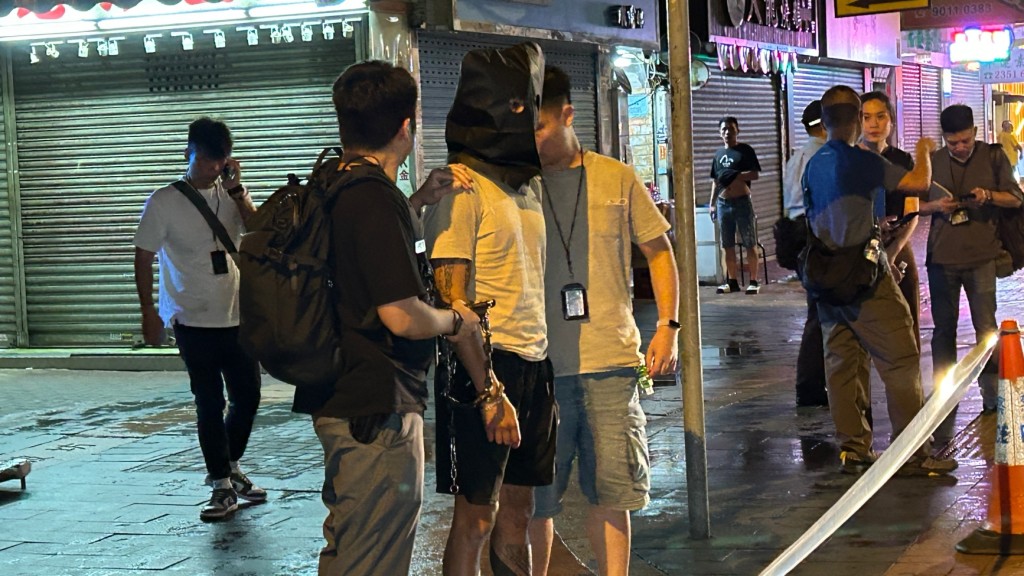 警员荃湾拘捕两名男子。