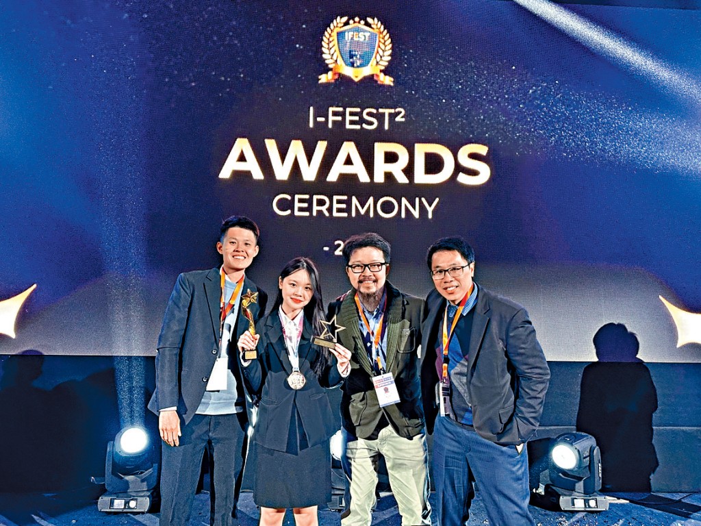 湛海堯（左二）憑藉「比夜光更光2.0」高效能夜光材料，在「突尼斯國際工程與科技節」勇奪總冠軍。陳憲章（右二）指團隊改善化學物料配方，在工藝上亦有改良。