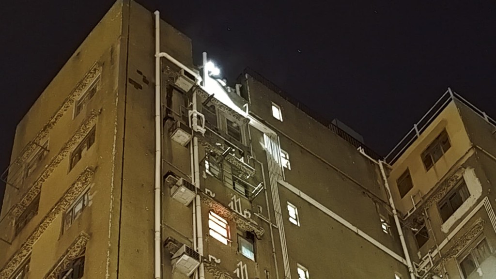 警方登上天台調查。