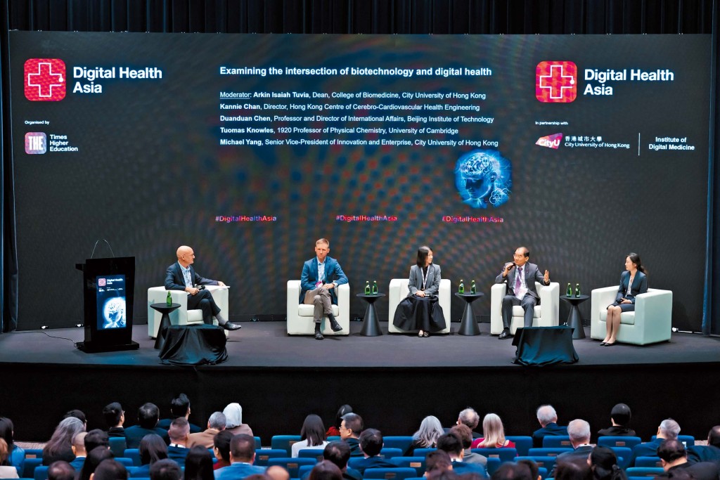 城大與泰晤士高等教育(THE)於今年九月合辦「亞洲數字健康峰會2025」,城大高級副校長(創新及企業)楊夢甦教授(右二)亦於峰會上,與來自世界各地的講者一同探討數字健康的未來發展。 城大與泰晤士高等教育(THE)於今年九月合辦「亞洲數字健康峰會2025」,城大高級副校長(創新及企業)楊夢甦教授(右二)亦於峰會上,與來自世界各地的講者一同探討數字健康的未來發展。