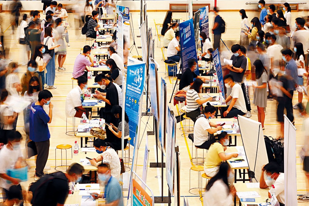 南京航空航天大学举办促就业交流招聘会。