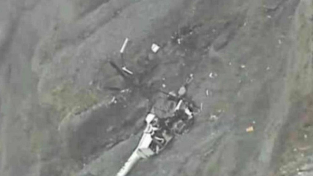 疑似墜毀直升機機體。熊本縣警察本部