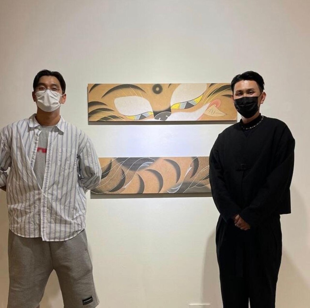 崔河那(左)於社交網分享睇畫展的照片。