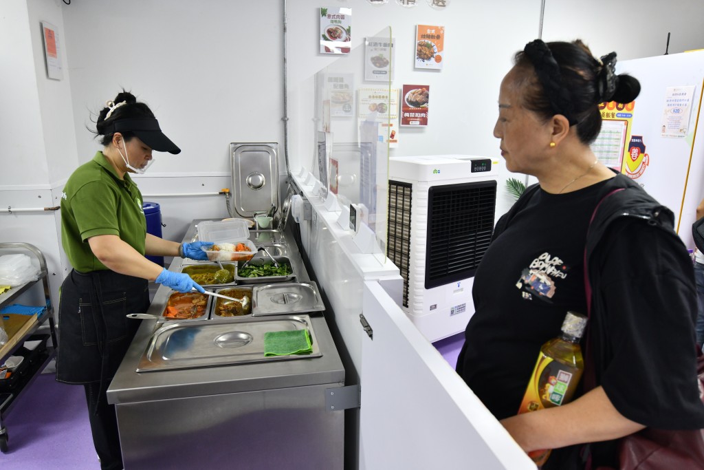 啟德社區廚房提供平價膳食，考慮推送餐服務便利長者。
