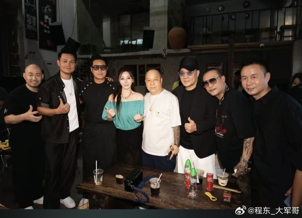 程東開酒吧獲不少朋友到賀。