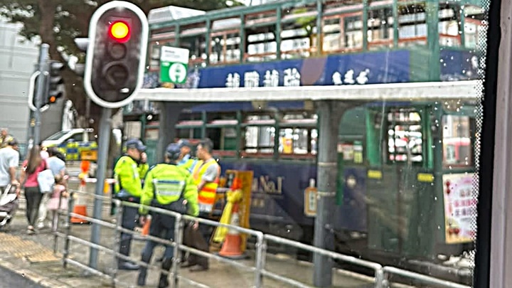 黃泥涌道有電車出軌，導致跑馬地圈電車服務暫停。fb：我們都是跑馬地長大的