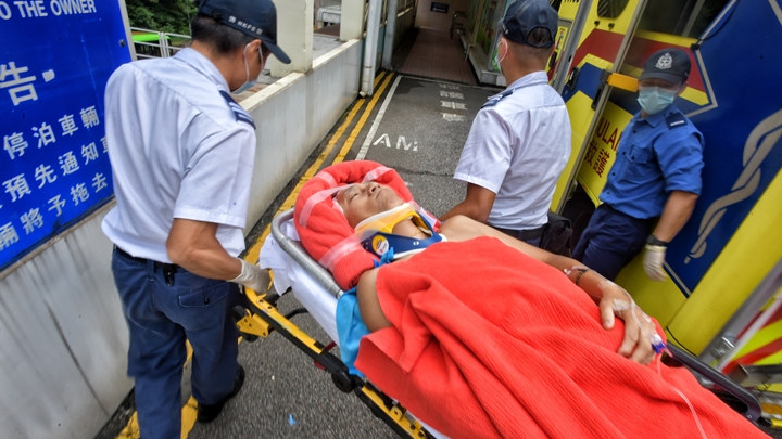 男子受傷清醒，由救護車送院。