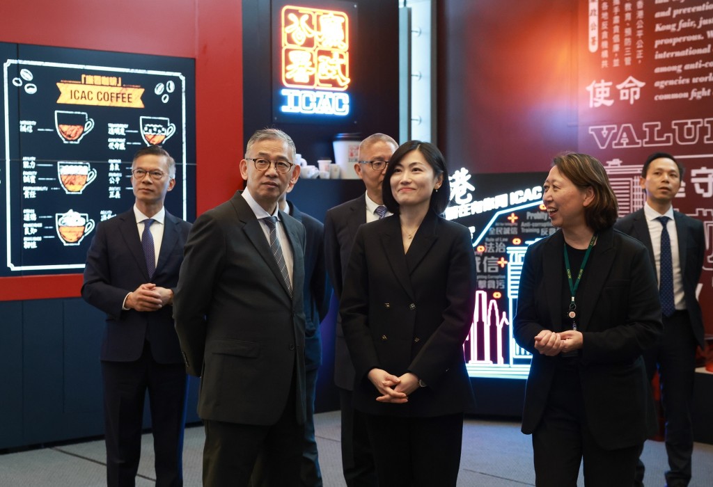 香港廉政專員胡英明陪同澳廉代表團參觀「一九七四」咖啡廳。ICCA圖片