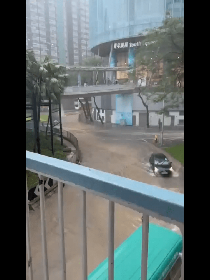 部分道路湧出泥水 部分道路湧出泥水