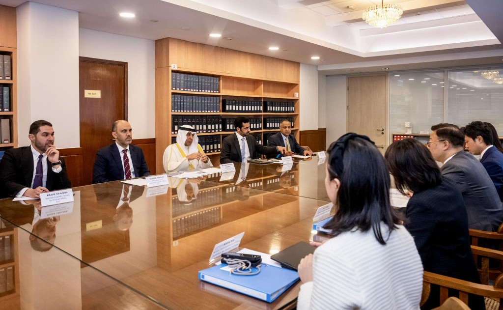 张国钧向海合会秘书长及访问团代表讲解香港在法治方面的优势。