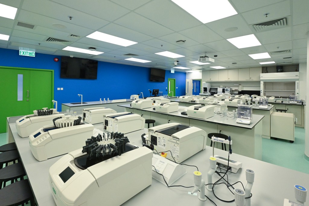 实验室五个实验室专区，涵盖「临床血液及输血科学」、「临床化学及免疫学」、「医学微生物学」、「病理组织学」和「分子诊断学」的化验工作。