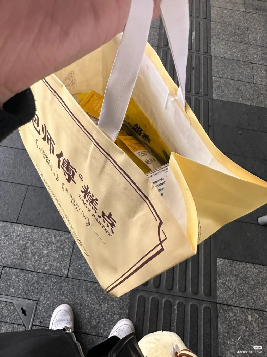 不少港人返深圳購買鮑師傅糕點的出品做手信。（圖片來自小紅書）