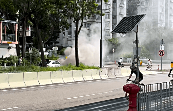 私家車冒出濃煙。fb：香港跑步關注組