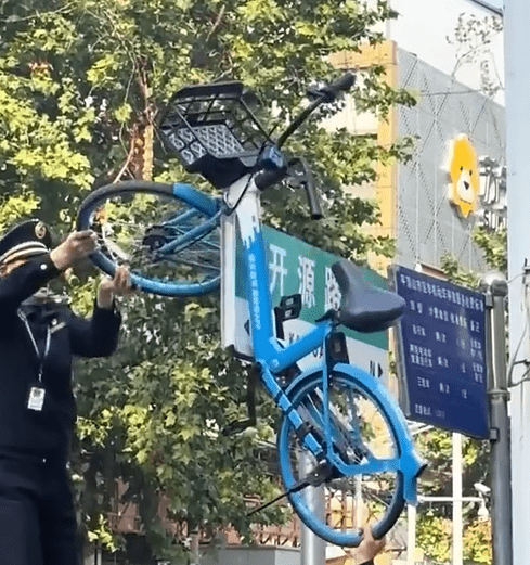 警察合力取下單車。海南民生廣播