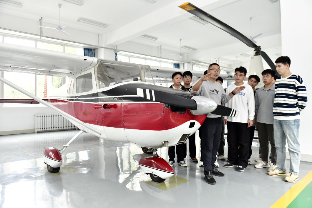 山東航空學院學生進行無人機相關訓練。（新華社）