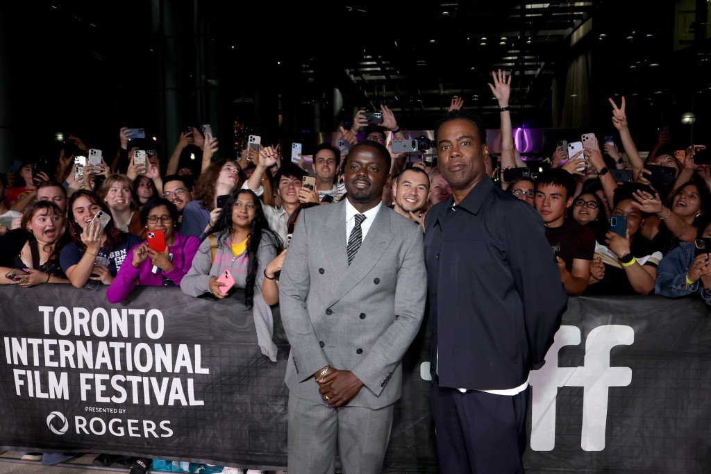 Chris Rock(右)與Daniel Kaluuya宣傳前者自編自導自演的新作《Misty Green》。 Chris Rock(右)與Daniel Kaluuya宣傳前者自編自導自演的新作《Misty Green》。