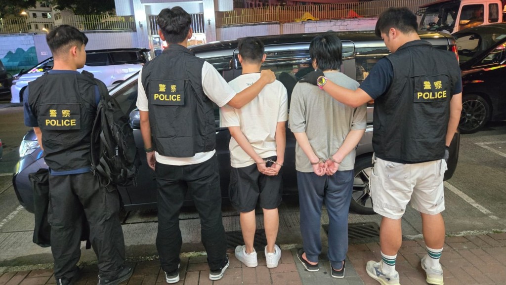 兩名被捕男子帶署調查。
