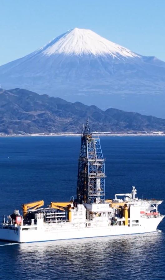 日本成功在6000米深海採挖稀土泥，但被質疑商業可行性。JAMSTEC