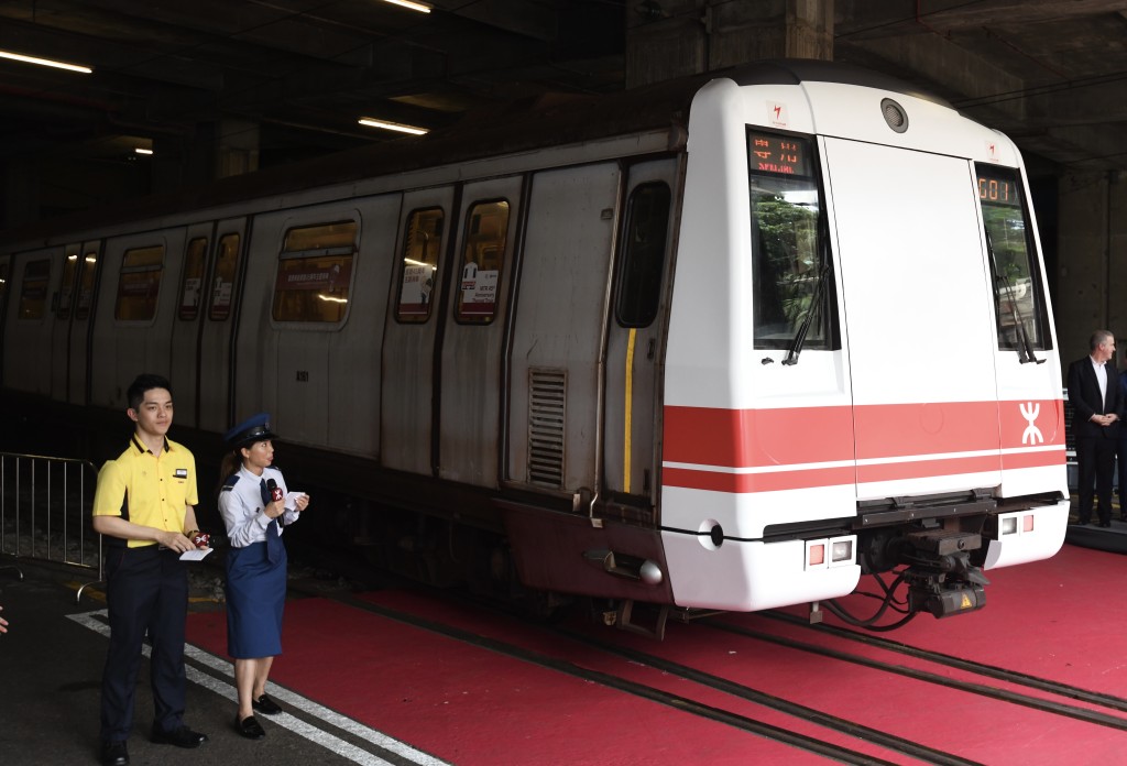 列車今日下午於彩虹站展開首航旅程。何君健攝