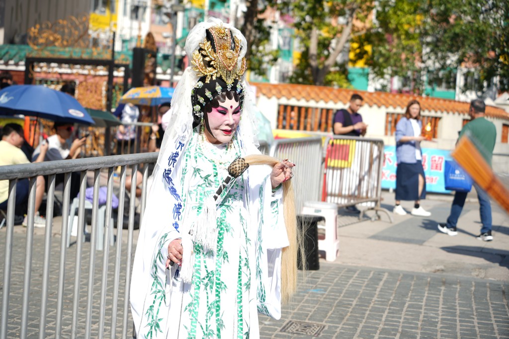 每年均會到黃大仙祠霸頭位上「頭炷香」藝人黃夏蕙，今年打扮成觀音。