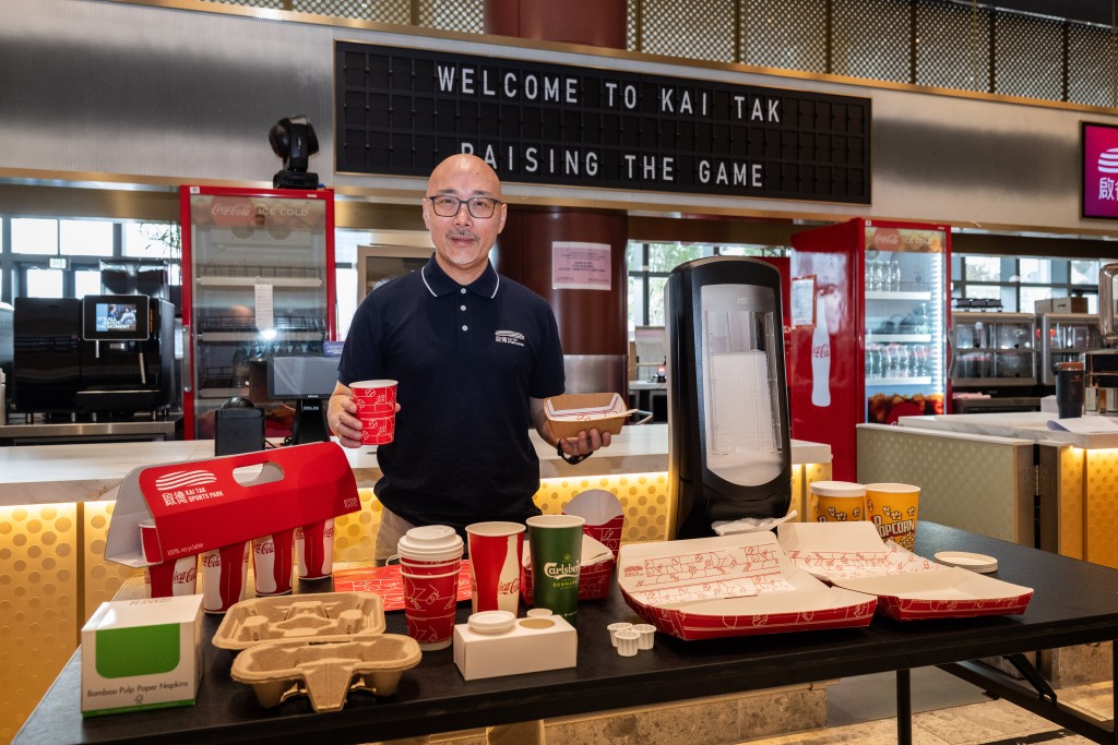 園區內所有食物容器均採用具環保認證的可降解紙杯及紙盒，並配合木餐具、竹筷及竹漿紙餐巾，飲管及杯蓋則主要以甘蔗物料製成。