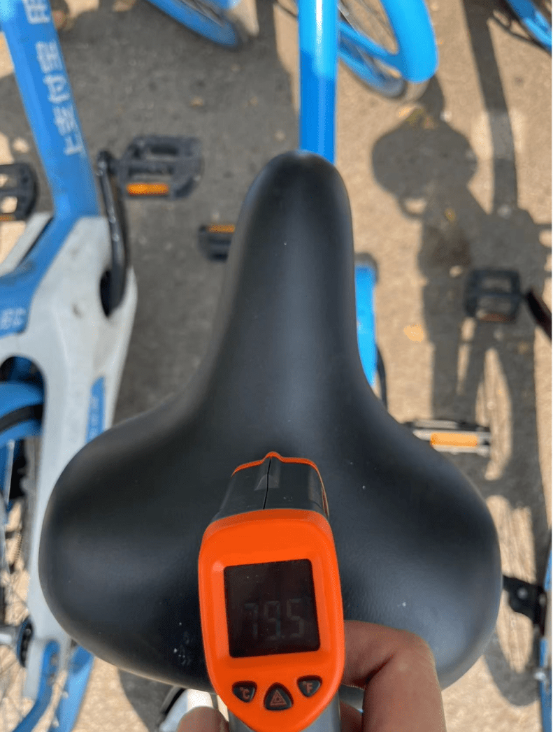 记者实测朝阳区一共享单车测出的最高温度达到79.5℃。
