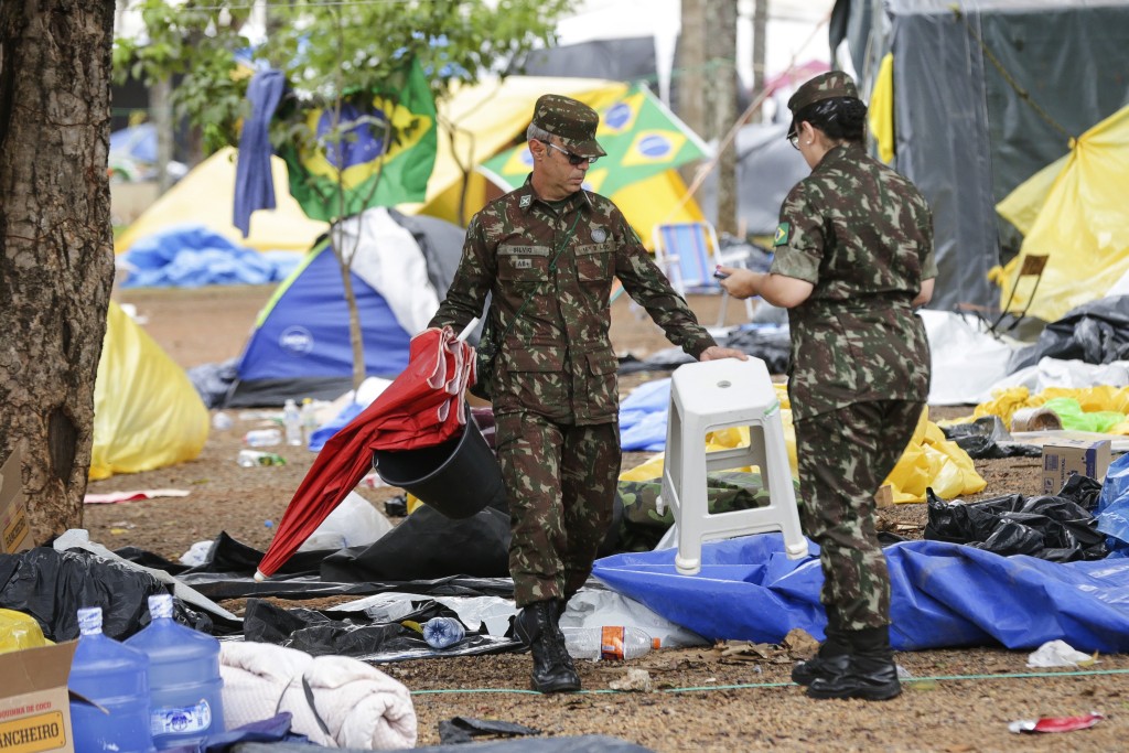 巴西當局周一派軍隊與防暴警察控制並清拆博索納羅支持者在首都巴西利亞的營地。AP