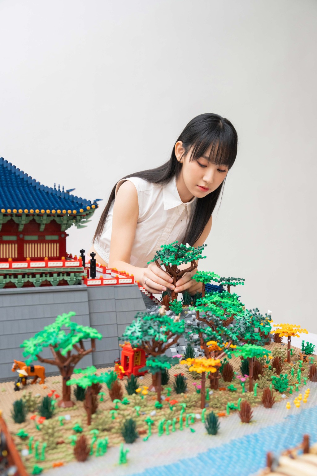 炎明熹（Gigi）拼砌《清明上河图》LEGO®模型。