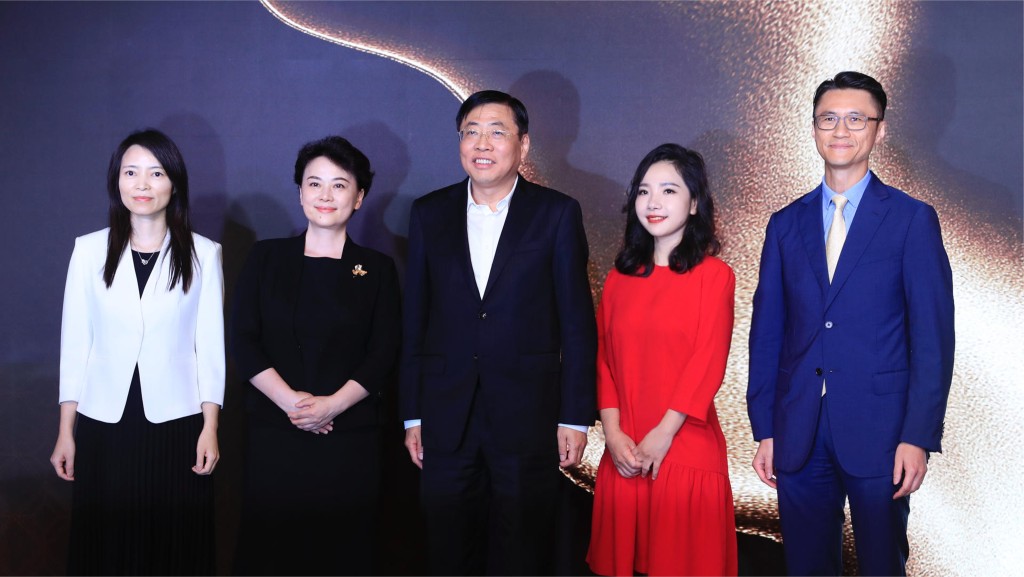 上海市黃浦區委書記杲雲（中）、區委副書記、區長徐惠麗（左2）、副區長沈丹娜（左1）、新世界發展執行董事兼行政總裁黃少媚（右2）及新世界中國營運總裁陳耀豪（右2）出席K11 ELYSEA命名發布儀式。新世界發展有限公司