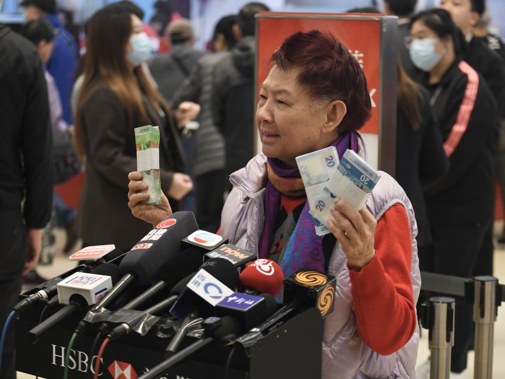 彭女士笑言「開心嘛，換多些就更開心，希望新的一年個個都快樂、健康」。
