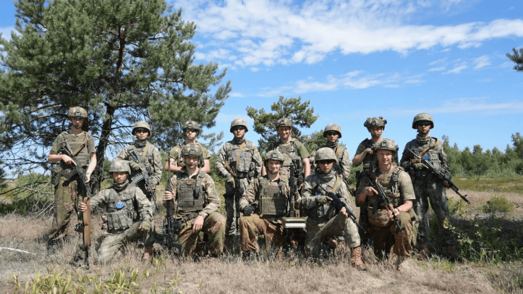 中白兩國軍人聯合分組演訓。