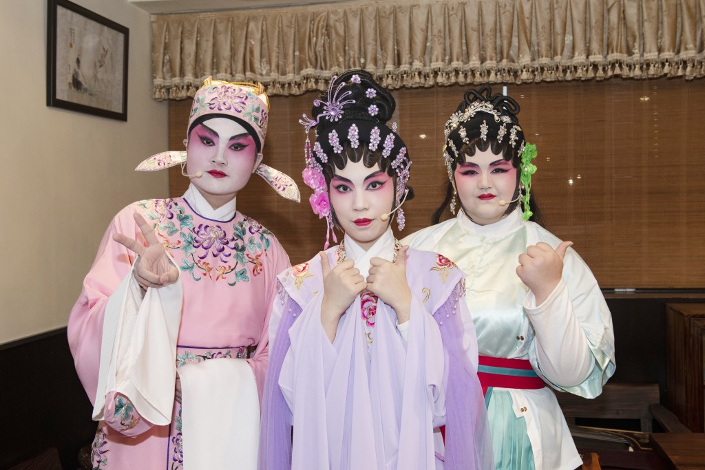 茂峰粵劇團 - 左起:曾嘉豪、張玥婷、張聖欣 茂峰粵劇團 - 左起:曾嘉豪、張玥婷、張聖欣