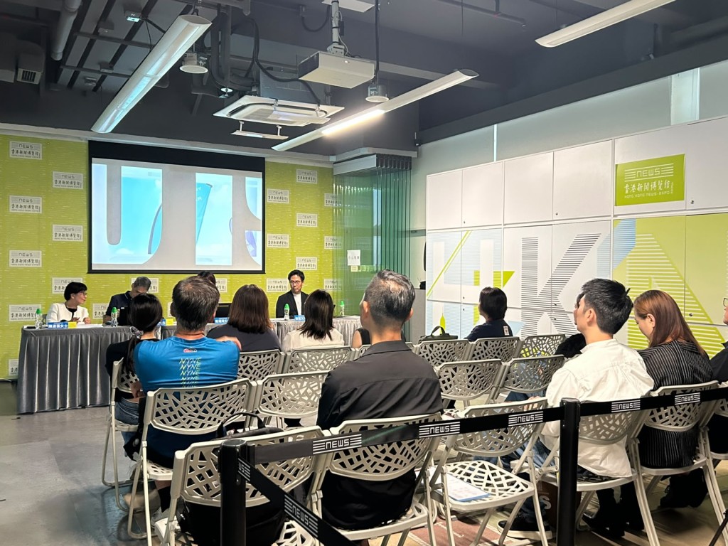 講座播放了紀錄片的精華片段,並深入探討啟德體育園在推動體育發展、社區共融以及文化傳承方面的重要意義。 講座播放了紀錄片的精華片段,並深入探討啟德體育園在推動體育發展、社區共融以及文化傳承方面的重要意義。
