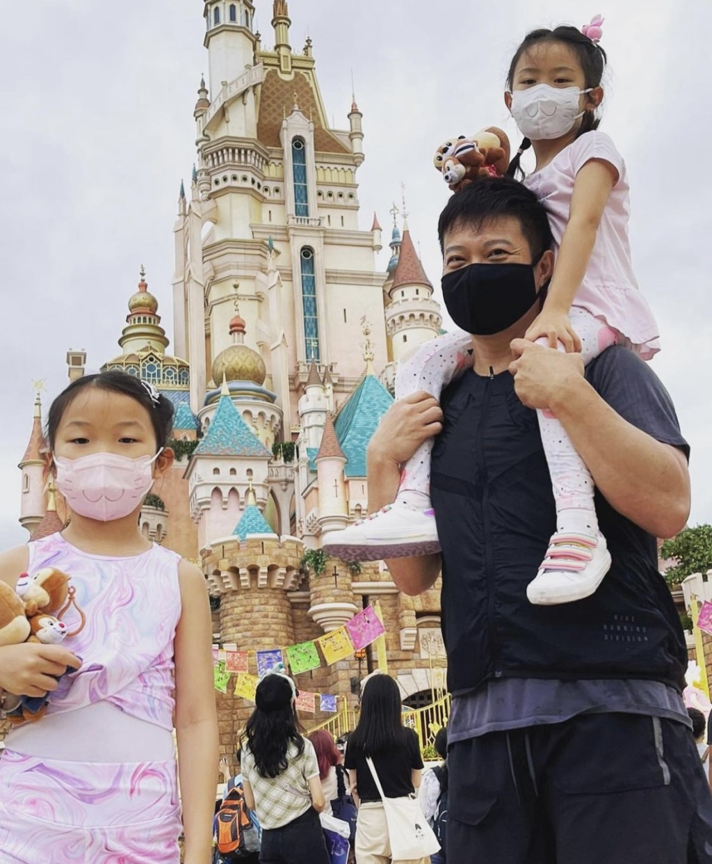 廿四孝爸爸錢嘉樂,更同5歲的細女玩「騎膊馬」。