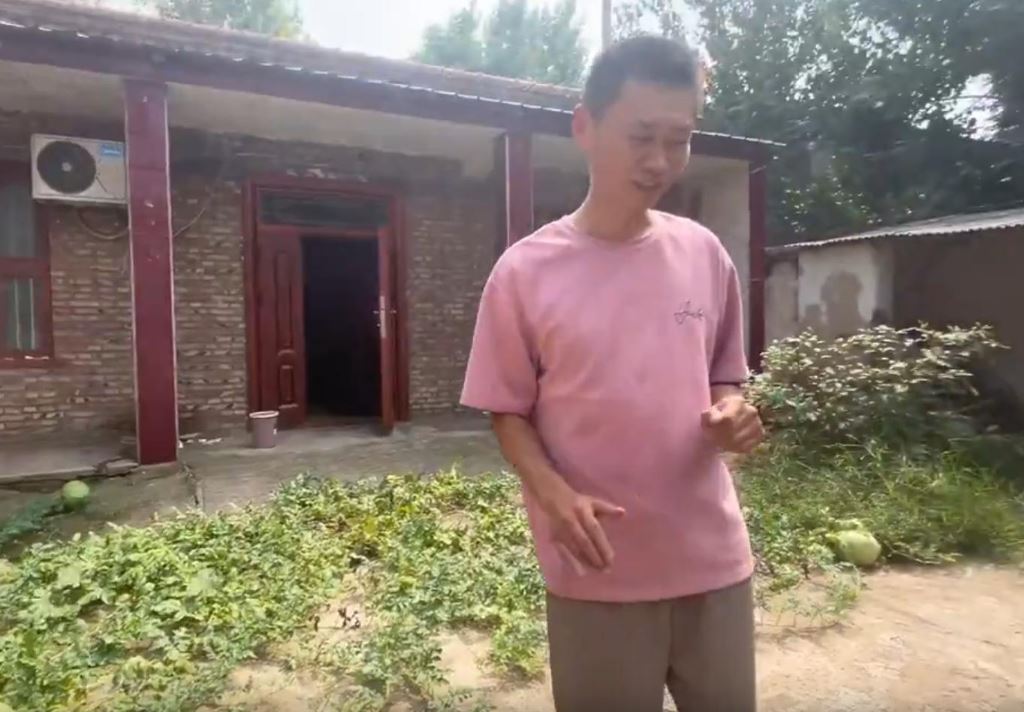 江蘇男子疑隨地吐籽，離家三個月驚見家中前庭長滿西瓜。抖音＠藝海飛龍