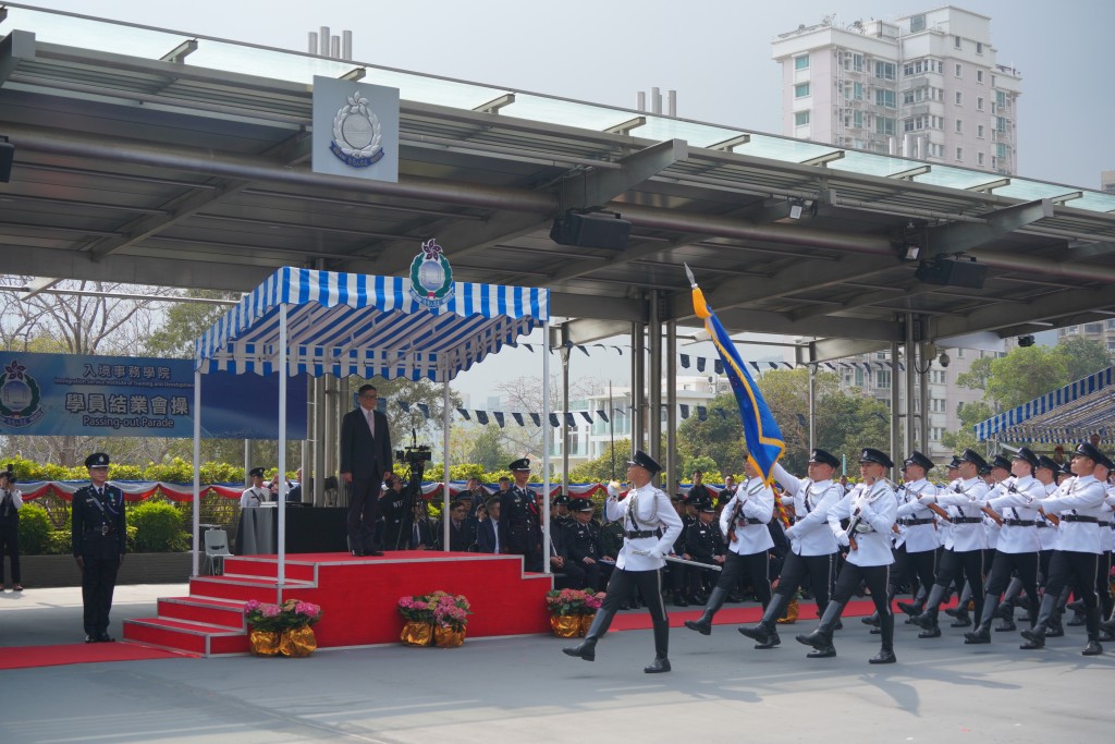 入境处仪仗队进行了中式步操演示。