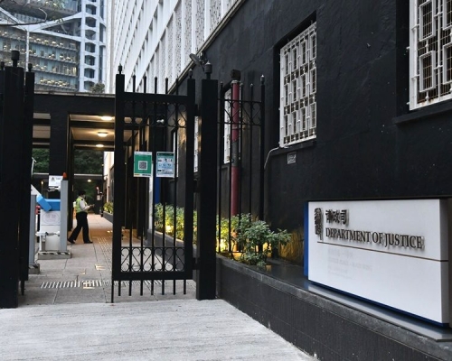 被告涉於去年1月與9月期間刑毀律政中心財產。資料圖片