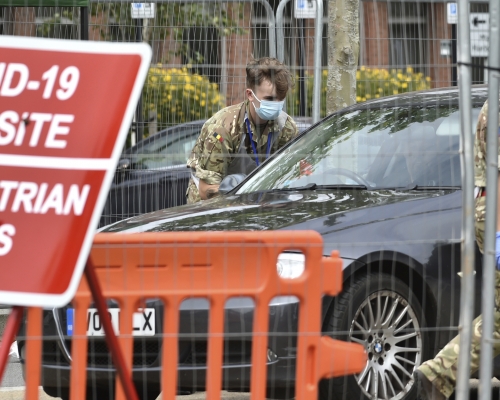 英国的新型肺炎疫情缓和，据报拟当局取消对75国旅客入境隔离检疫规定。 AP图