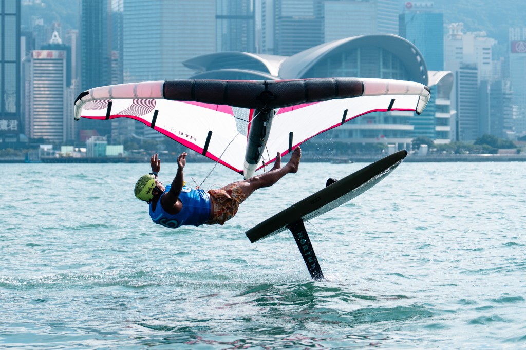 香港滑浪风帆公开锦标赛，周日在维港上演表演赛日，何智豪。 中国香港滑浪风帆会图片