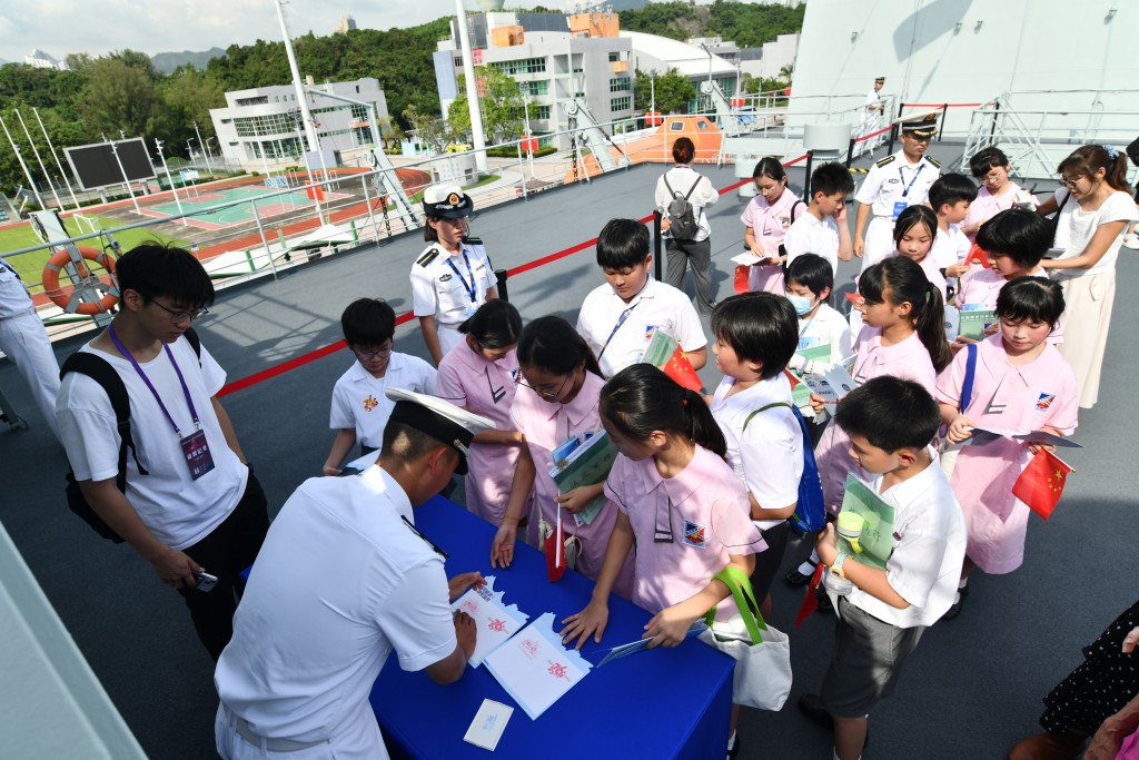 不少學生在艦上以儲印章「打卡」。