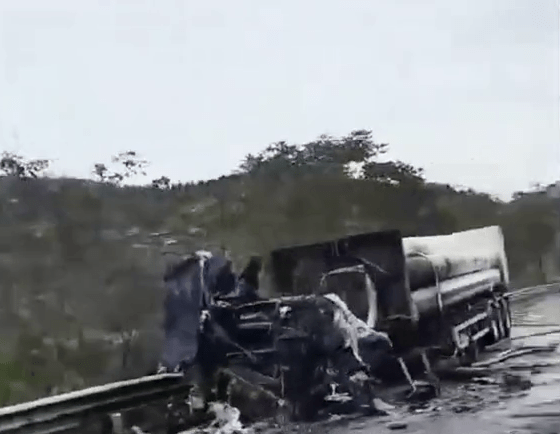 涉事運油車爆炸後,嚴重燒毀。 涉事運油車爆炸後,嚴重燒毀。