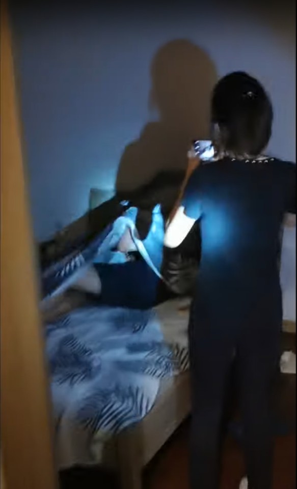 被妻子捉奸在床。 影片截图