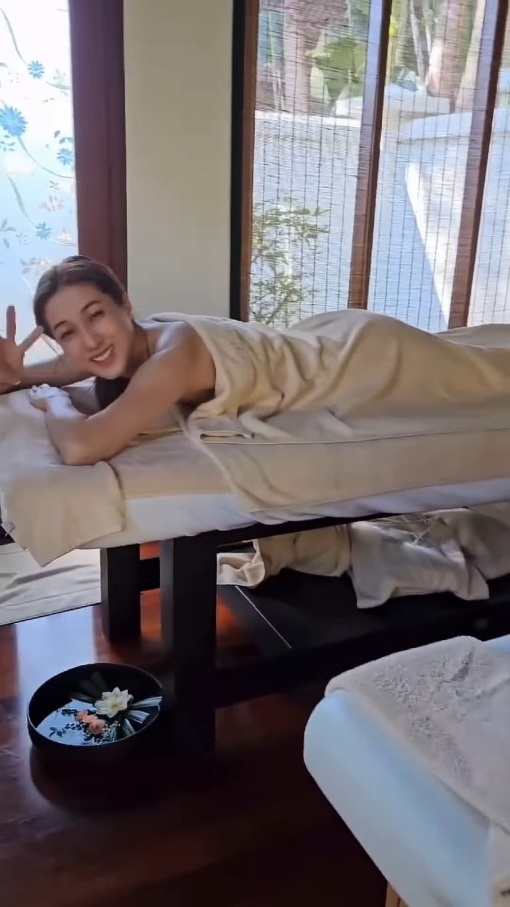 最後是素顏的鍾嘉欣甜笑舉V，而且與女兒一樣聳一聳肩。
