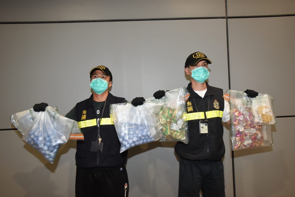 海關人員在被捕女子行李中,檢獲約2.2公斤冰毒,市值約120萬元。尹敬堂攝